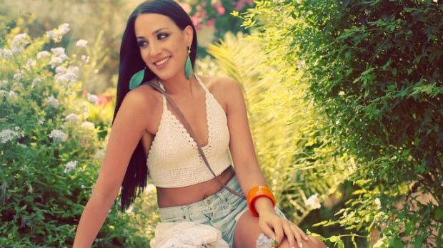 Η τραγουδίστρια Μαλού απολαμβάνει τις διακοπές της στην Μύκονο με τον σύντροφό της [βίντεο]